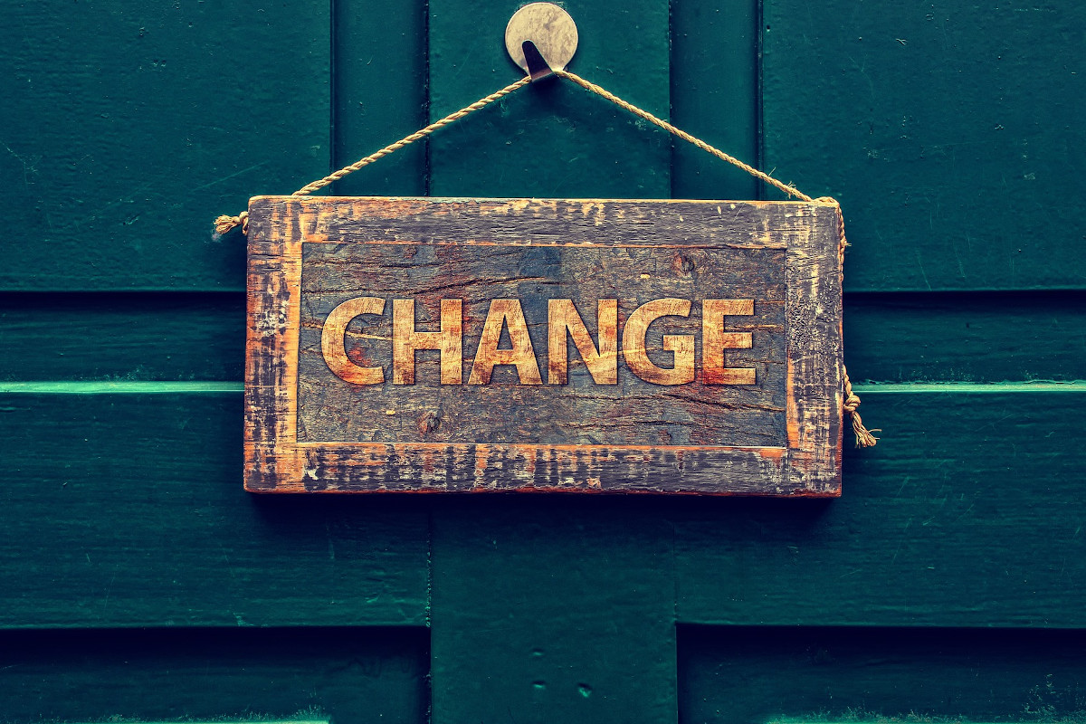 tabliczka z napisem zmiana